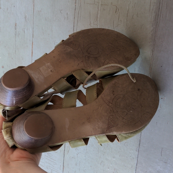 Everybody by BZ Moda strappy green peep toe kitten heel sandals - Picture 4 of 8